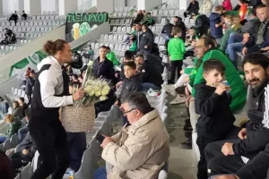 Κακόριν - Σόκε... μοίρασαν λουλούδια στις γυναίκες! (Φώτος)