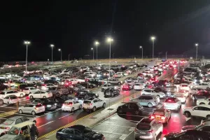 Απόλλων - Ομόνοια/ 45 λεπτά μετά το τέλος, τα αυτοκίνητα... βήμα σημειωτόν! (Φώτος)