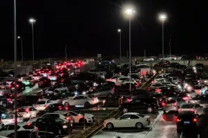 Απόλλων - Ομόνοια/ 45 λεπτά μετά το τέλος, τα αυτοκίνητα... βήμα σημειωτόν! (Φώτος)