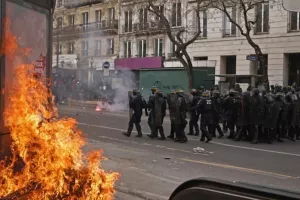 Επεισόδια στο Παρίσι: Διαδηλωτές έσπασαν τζαμαρίες, έβαλαν φωτιές σε κάδους (Βίντεο)