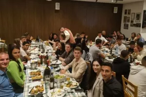 Βυσσινί δείπνο (Φώτος)