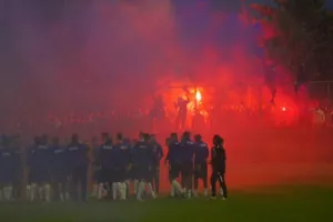 ΘΥΡΑ 1/Για ντόπες Κολόσσι