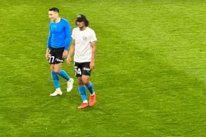 Έφυγε απ' το γήπεδο με καπελάκι και φανέλα των οργανωμένων ο Ουάρντα (φώτος)