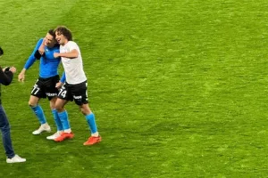 Έφυγε απ' το γήπεδο με καπελάκι και φανέλα των οργανωμένων ο Ουάρντα (φώτος)