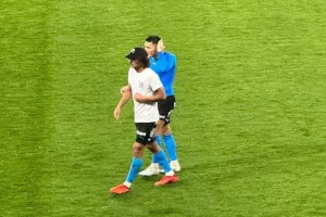 Έφυγε απ' το γήπεδο με καπελάκι και φανέλα των οργανωμένων ο Ουάρντα (φώτος)