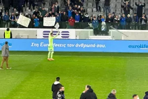 Αποθεώθηκε ο "Γιόβα" / Έδωσε την φανέλα και τα γάντια του (Φώτος)