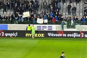 Αποθεώθηκε ο "Γιόβα" / Έδωσε την φανέλα και τα γάντια του (Φώτος)