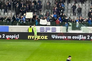 Αποθεώθηκε ο "Γιόβα" / Έδωσε την φανέλα και τα γάντια του (Φώτος)
