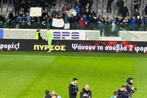 Αποθεώθηκε ο "Γιόβα" / Έδωσε την φανέλα και τα γάντια του (Φώτος)