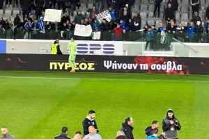 Αποθεώθηκε ο "Γιόβα" / Έδωσε την φανέλα και τα γάντια του (Φώτος)