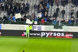 Αποθεώθηκε ο "Γιόβα" / Έδωσε την φανέλα και τα γάντια του (Φώτος)