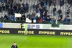 Αποθεώθηκε ο "Γιόβα" / Έδωσε την φανέλα και τα γάντια του (Φώτος)