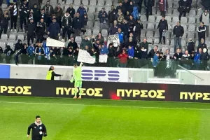 Αποθεώθηκε ο "Γιόβα" / Έδωσε την φανέλα και τα γάντια του (Φώτος)