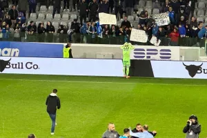 Αποθεώθηκε ο "Γιόβα" / Έδωσε την φανέλα και τα γάντια του (Φώτος)