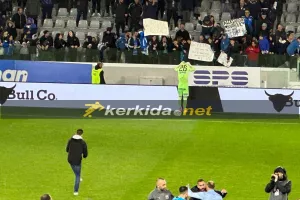 Αποθεώθηκε ο "Γιόβα" / Έδωσε την φανέλα και τα γάντια του (Φώτος)