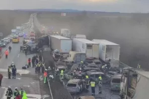 Τρομακτική καραμπόλα 42 οχημάτων λόγω σκόνης: Ένας νεκρός και 39 τραυματίες (βίντεο)
