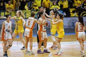 ΦΩΤΟΣ/Αήττητη πρωταθλήτρια η ΑΕΛ!!