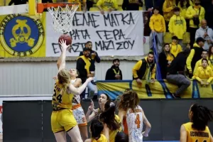 ΦΩΤΟΣ/Αήττητη πρωταθλήτρια η ΑΕΛ!!