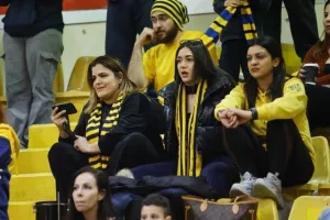 ΦΩΤΟΣ/Αήττητη πρωταθλήτρια η ΑΕΛ!!