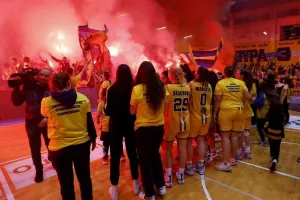 Φωτορεπορτάζ/Η απονομή του 16ου στην ΑΕΛ!