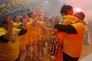 Φωτορεπορτάζ/Η απονομή του 16ου στην ΑΕΛ!