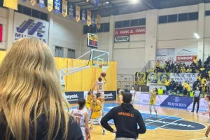 ΦΩΤΟΣ/Αήττητη πρωταθλήτρια η ΑΕΛ!!