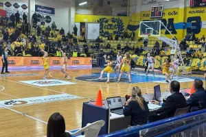 ΦΩΤΟΣ/Αήττητη πρωταθλήτρια η ΑΕΛ!!