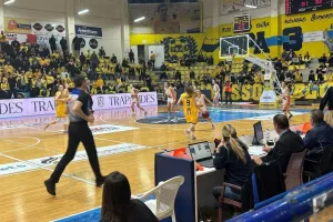 ΦΩΤΟΣ/Αήττητη πρωταθλήτρια η ΑΕΛ!!