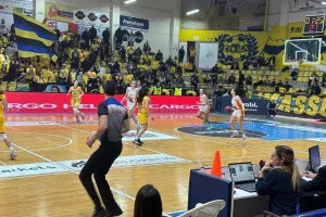 ΦΩΤΟΣ/Αήττητη πρωταθλήτρια η ΑΕΛ!!
