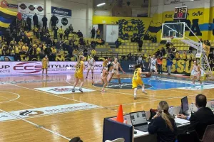 ΦΩΤΟΣ/Αήττητη πρωταθλήτρια η ΑΕΛ!!