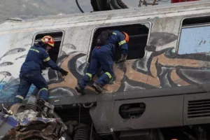 Τέμπη: Στους 55 οι ταυτοποιημένοι νεκροί – Δύο δείγματα DNA δεν ταιριάζουν με αυτά από τις σορούς
