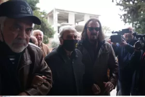 Συντετριμμένος ο Νεστορίδης πάνω από το φέρετρο του Μίμη Παπαϊώαννου