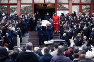 Σπαραγμός στην πρώτη κηδεία θύματος  -Σε λευκό φέρετρο η 34χρονη Αθηνά 