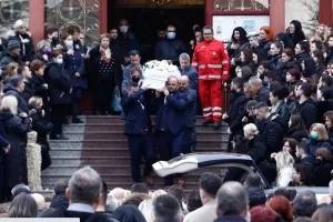 Σπαραγμός στην πρώτη κηδεία θύματος  -Σε λευκό φέρετρο η 34χρονη Αθηνά 