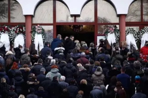Σπαραγμός στην πρώτη κηδεία θύματος  -Σε λευκό φέρετρο η 34χρονη Αθηνά 