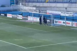 Ατρόμητος - ΑΕΚ: Ο έλεγχος των διαιτητών στην εστία πριν από το παιχνίδι
