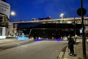 Στις 22:10 η σέντρα στο Τσέλσι-Ντόρτμουντ: Άργησε να φτάσει το λεωφορείο των φιλοξενούμενων!