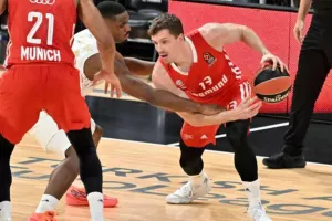 Ανανέωσε τον Ομπστ για τρία χρόνια