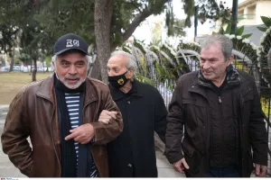 Συντετριμμένος ο Νεστορίδης πάνω από το φέρετρο του Μίμη Παπαϊώαννου