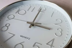 Μια ώρα μπροστά τα ρολόγια την Κυριακή 26 Μαρτίου