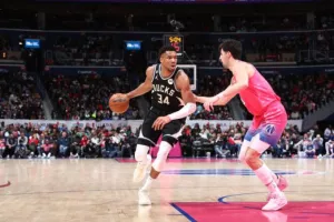 Το triple double του Γιάννη κόντρα στους Ουίζαρντς! (Βίντεο)