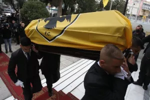 Μίμης Παπαϊωάννου: Σε λαϊκό προσκύνημα η σορός