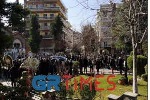 Σε κλίμα οδύνης στο Κορδελιό η κηδεία του αστυνομικού και του 15χρονου γιου του