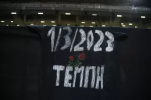Μαύρο πανό και μήνυμα στο cube στο ΟΑΚΑ στην μνήμη των θυμάτων