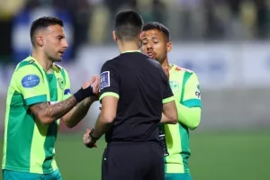Με δέκα παίκτες η ΑΕΚ από το 8'