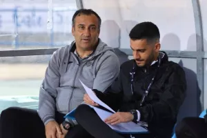 Κρατάει το "Χ" 