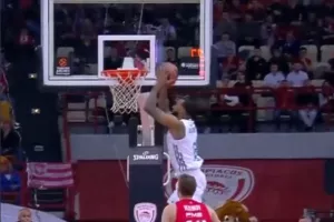 Απίθανη πάσα του Πάρις Λι για το alley oop κάρφωμα του Γουίλιαμς!