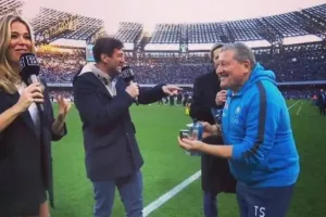 Ο φροντιστής της Νάπολι πρόσφερε καφέ on camera στην Ντιλέτα Λεότα και τους Φεράρα-Αμπροζίνι