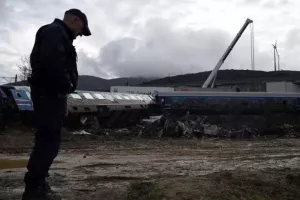Τραγωδία στα Τέμπη: Προθεσμία για την επόμενη εβδομάδα πήραν οι δύο σταθμάρχες