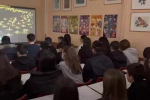 Μαθητές διασκεύασαν το «Φιλαράκι» για την τραγωδία στα Τέμπη